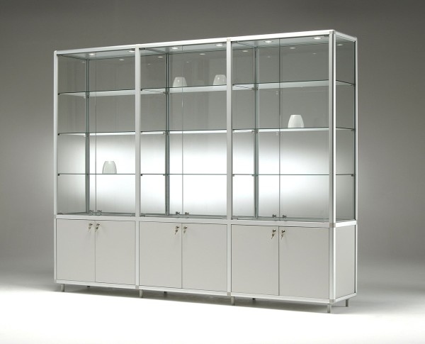 breite Glas Ausstellungsvitrine beleuchtet & Unterschrank abschließbar 230 cm - Art.-Nr. BM23142-mb-gr