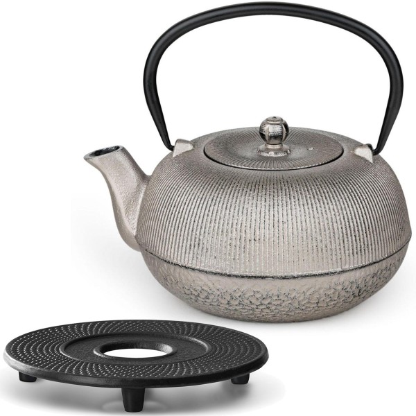 Bredemeijer Guss-Teekanne 1,0 Liter champagne mit Edelstahl-Teefilter-Sieb & Untersetzer