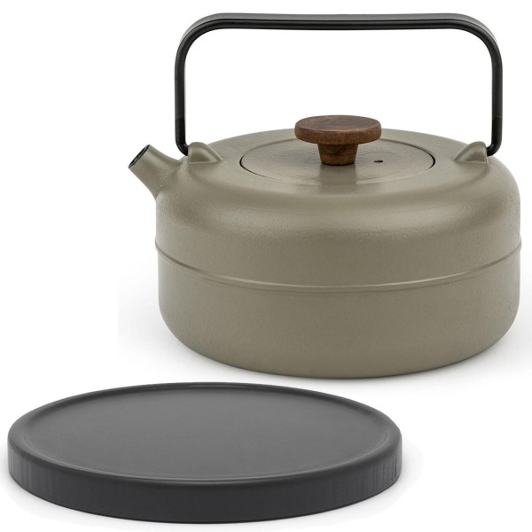 Bredemeijer Gusskanne 0,75 Liter Khaki-Grün Teekanne mit Holzknauf, Filter & schwarzen Holzuntersetzer