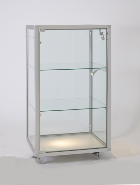 kleine abschließbare Glas-Standvitrine halbhoch mit Glasrückwand / auf Rollen