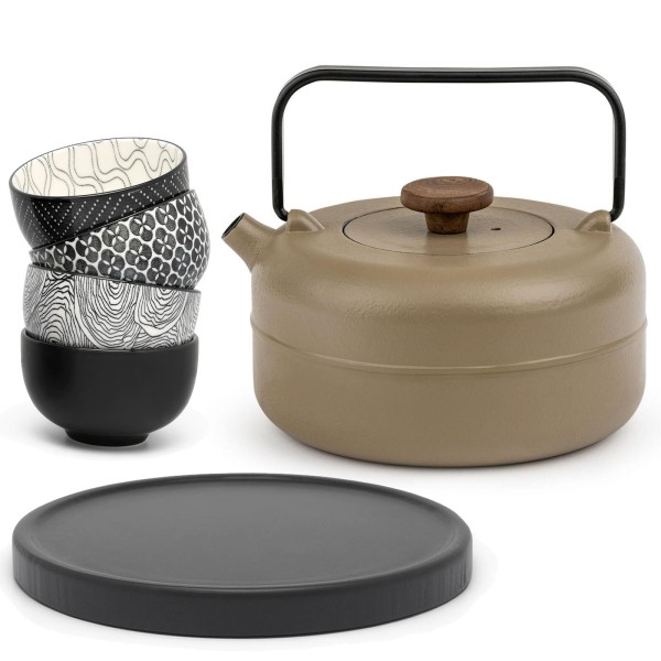 Bredemeijer Teekanne 0,75 Liter Gusseisen Beige Kanne mit 4 Becher, Filter & schwarzen Holzuntersetzer
