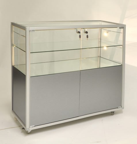 beleuchtete stehende Glasvitrine mit Staufach abschließbar 98 cm ohne Spiegelrückwand / auf Rollen