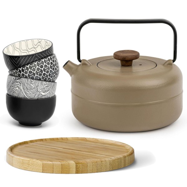 Bredemeijer Teekanne 0,75 Liter Gusseisen Beige Kanne mit 4 Becher, Filter & braunen Holzuntersetzer