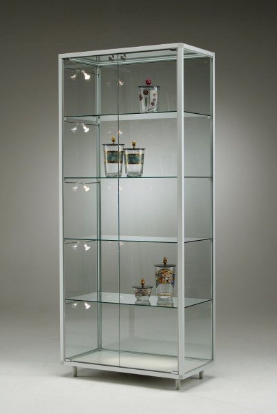 breite stehende Glasvitrine abschließbar 80 cm ohne Spiegelrückwand / auf Rollen